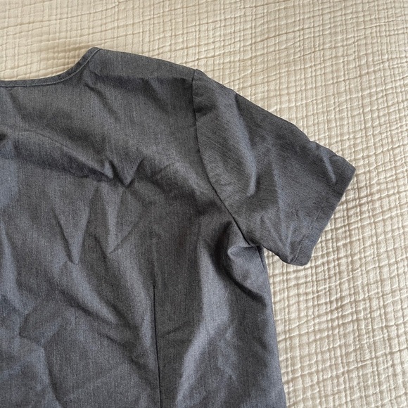 FIGS technical collection Gray scrub top Shirt woman’s size small - Picture 7 of 7